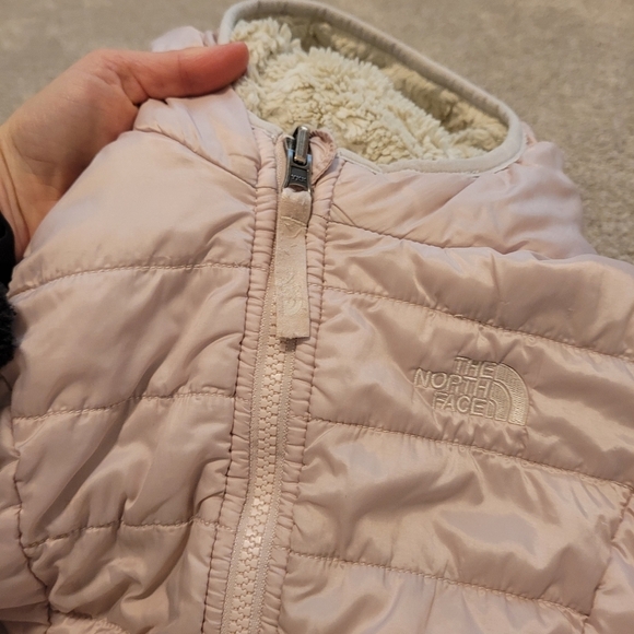 The North Face Kids Reversible Pink Fuzzy Zip Up Hooded Jacket Size 2 - Picture 3 of 7